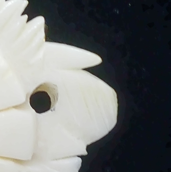 🔴 Vintage 1950's Carved Bone Brooch - Picture 5 of 11